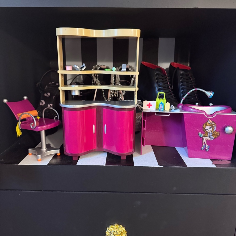 Bratz Vintage Salon/Cafe with Accessories